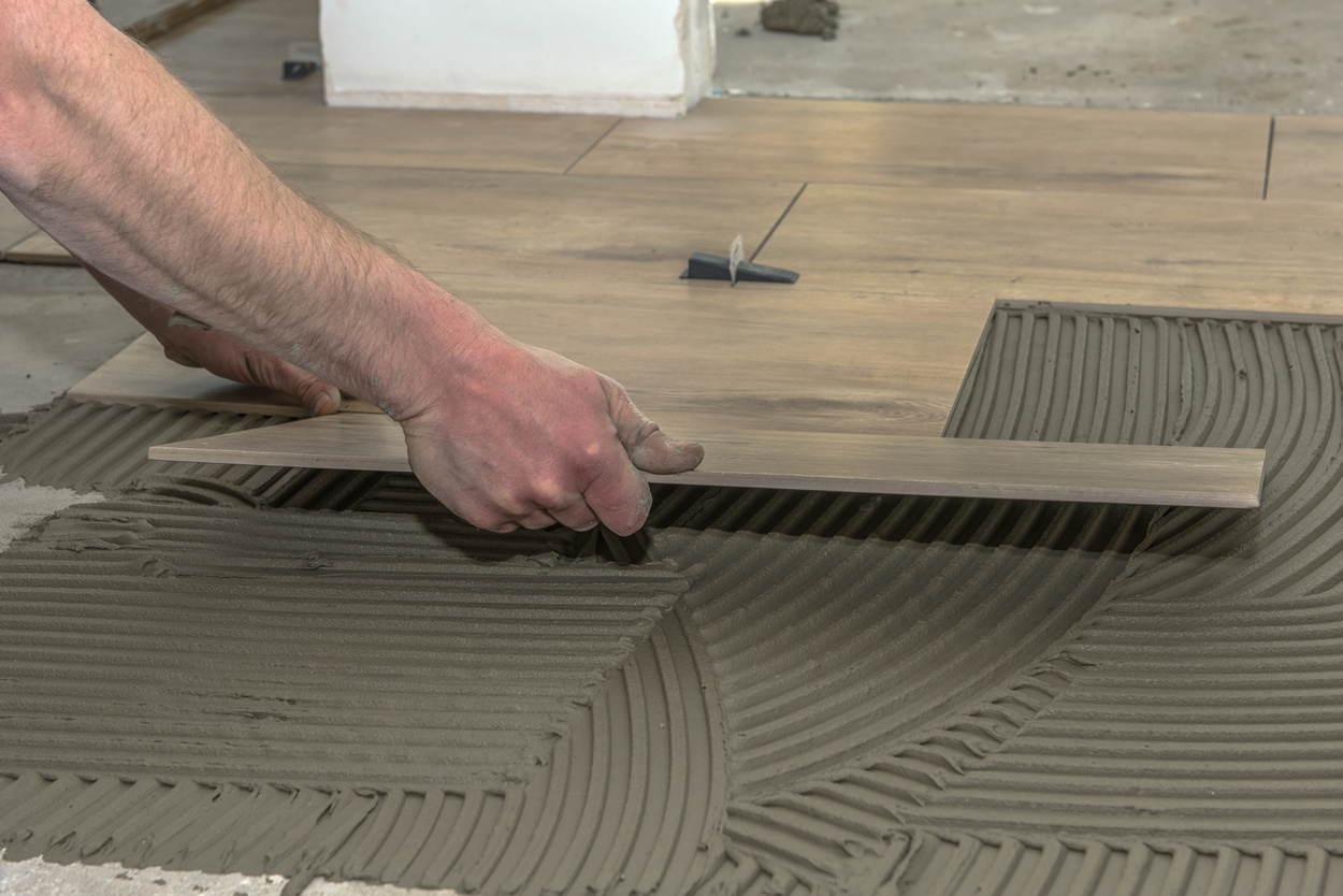 Как укладывать керамическую плитку на деревянный пол