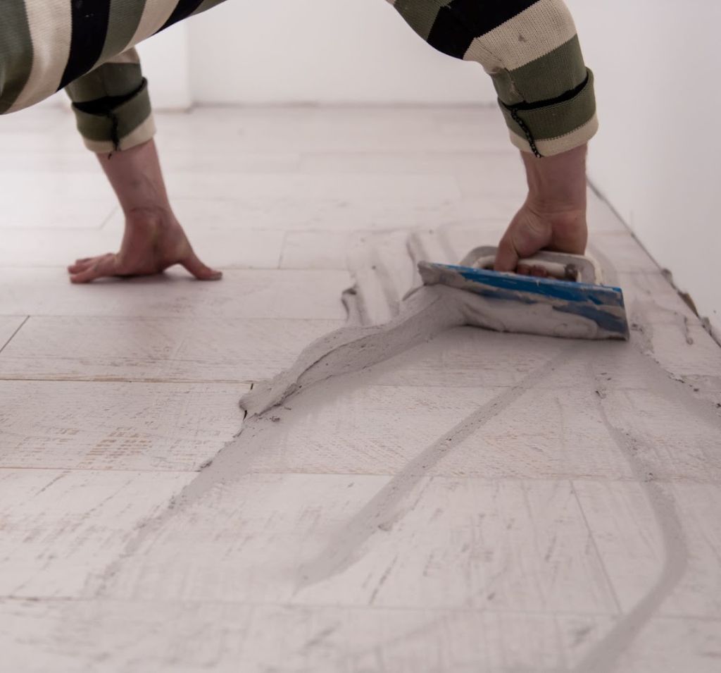 Как правильно затирать швы на плитке на стене и полу с учетом вида материала